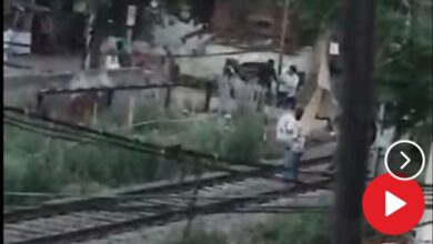 Photo of लुधियाना की अब्दुल्लापुर बस्ती में रेलवे क्रासिंग पर खड़े दो युवकों पर फायरिंग, झगड़े के बाद शिकायत देने की रंजिश में दागी गोलियां