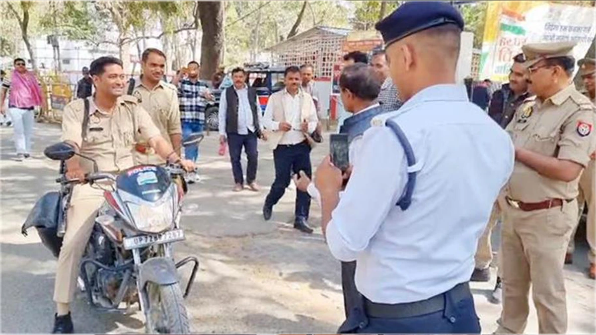 UP: ट्रैफिक पुलिस की बड़ी कार्रवाई, 11 पुलिसकर्मियों के काटे गए चालान।